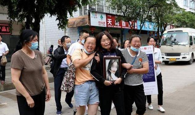 南京失联女大学生被害，曝光家属抱着遗像哭倒在地：已被告知凶手动机